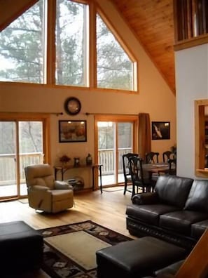windows that look out over the mountain, open floor plan, deer visit daily