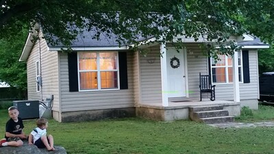 Adorable 2 bedroom home, affordable, great location just off hwy 127
