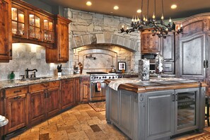 Gourmet kitchen, professionally designed and decorated, fully equipped for you 