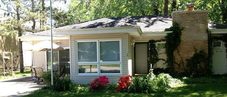 19 West Clay St. Short walk to town&0.8 mi to beach. Laundry Rebate. Lg driveway