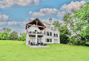 Great lot for outdoor activities like a nighttime fire, picnic, or cornhole.