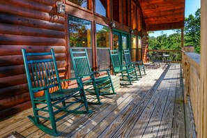 4 rocking chairs and outside dining table off main level.