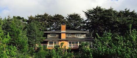 Oceanfront with private path to beach in Neskowin Village