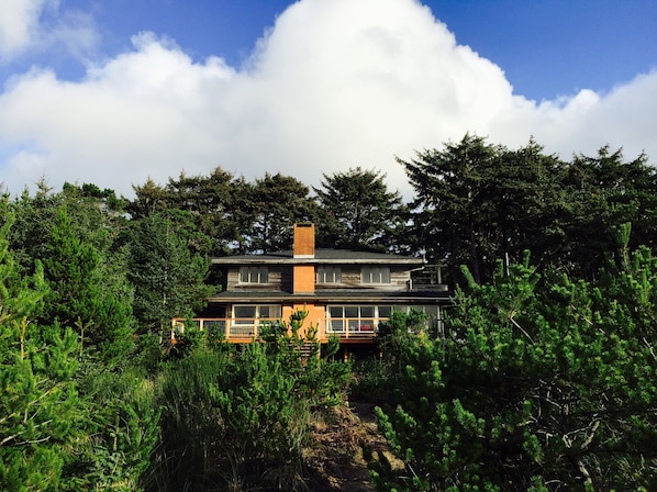 Oceanfront with private path to beach in Neskowin Village