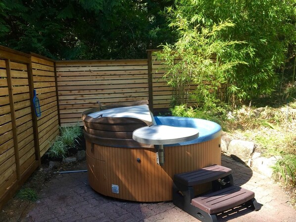 Outdoor spa tub