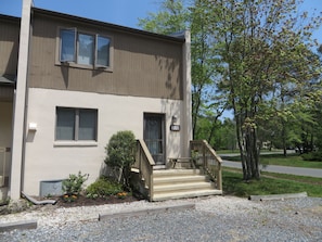 End-of-group townhouse with a lot of natural sun and green space!