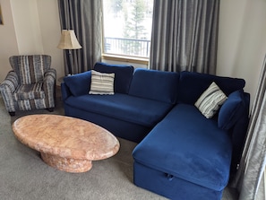 Family room with comfortable seating and Queen Sleepersofa 