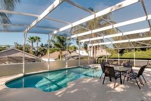 Large screened-in private pool/Spa with child safety pool fence in the backyard