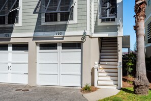 Garage/Entry