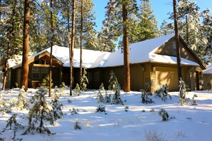 Front of House in Woodlands area of Sunriver- Yes it does snow!