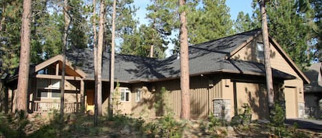 Front of House in Woodlands area of Sunriver