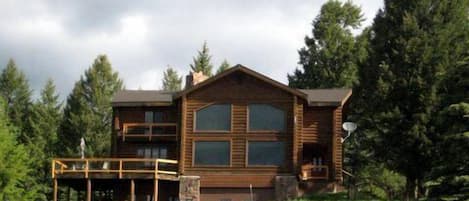 Log Home sits on a hill overlooking the Buffalo Valley.