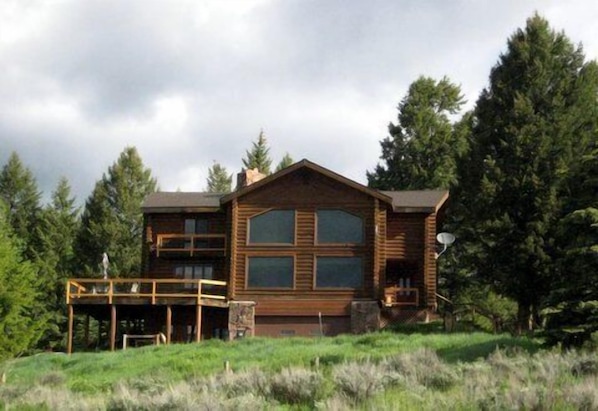 Log Home sits on a hill overlooking the Buffalo Valley.