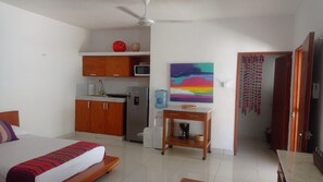 Fully equipped kitchenette