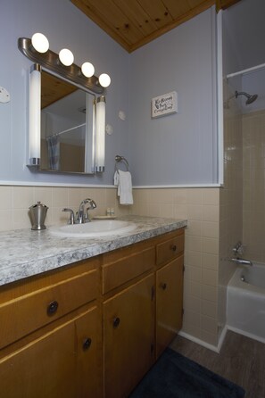 Bathroom with tub/shower