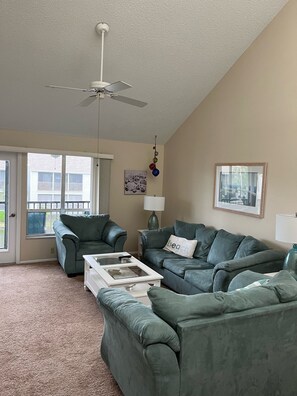 Freshly painted in December 2022. Bluetooth speaker and DVD player available.  