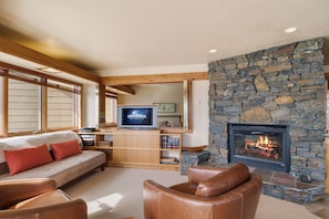 Leather, swivel chairs so you can enjoy the lake, the fireplace or Lake Superior