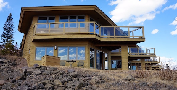 Frank Lloyd Wright inspired end unit on the shore of Lake Superior. BEST VIEWS!