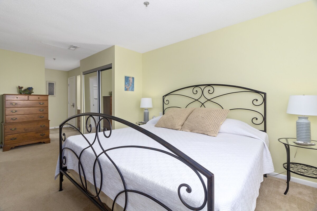 NEWLY REMODELED 2 Bedroom Condo 1 1/2 Blocks From the Beach w/Outdoor Pool!