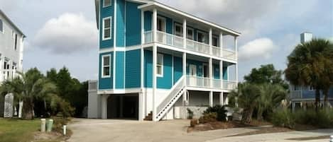 HARBOR HAVEN
Sleeps 12
Summer rentals are Sat.-Sat. Only