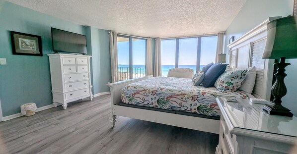 Beachfront Master with King and Recliner