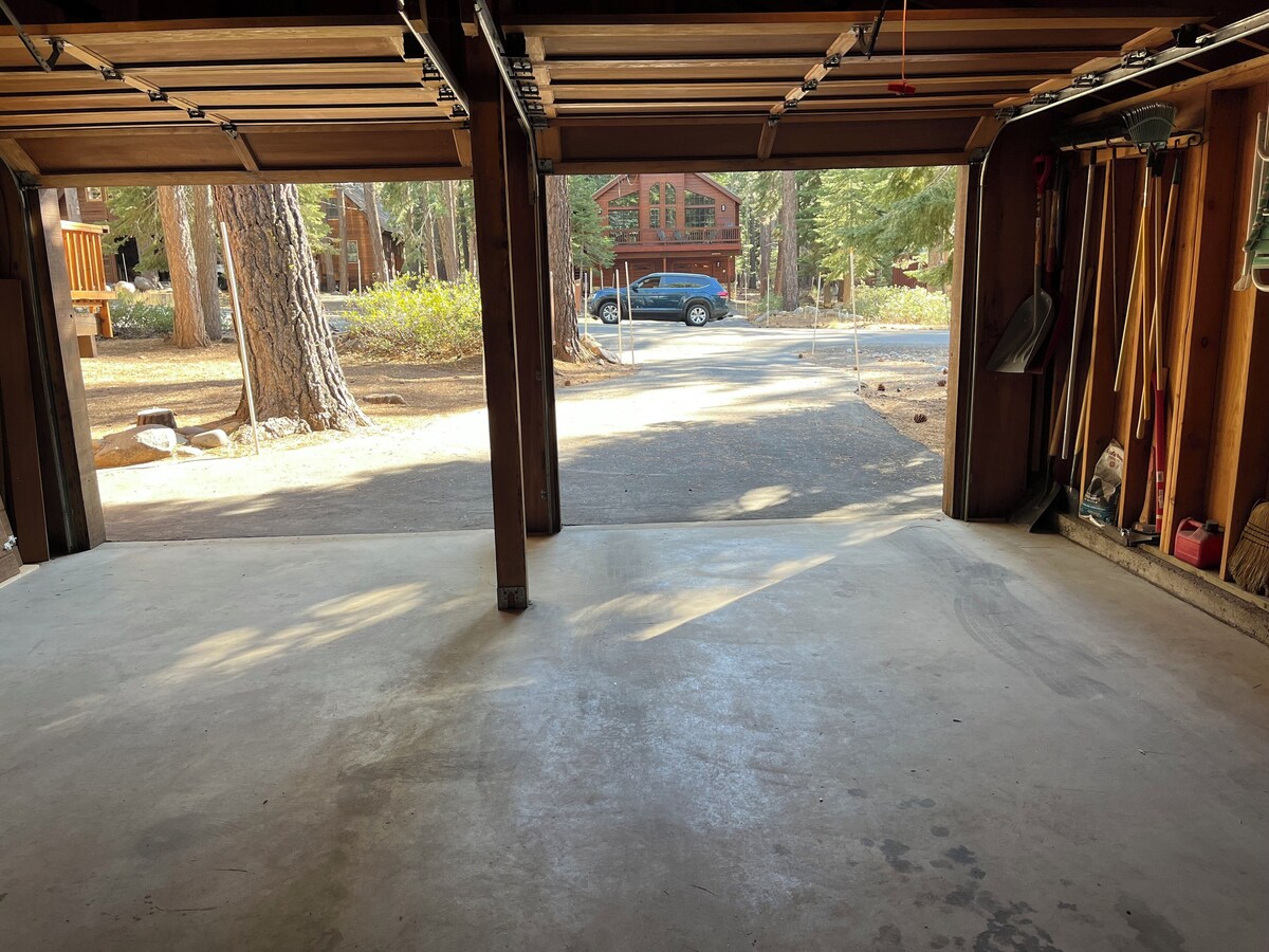 Family friendly home set amongst the pines, and backing up to a National Forest
