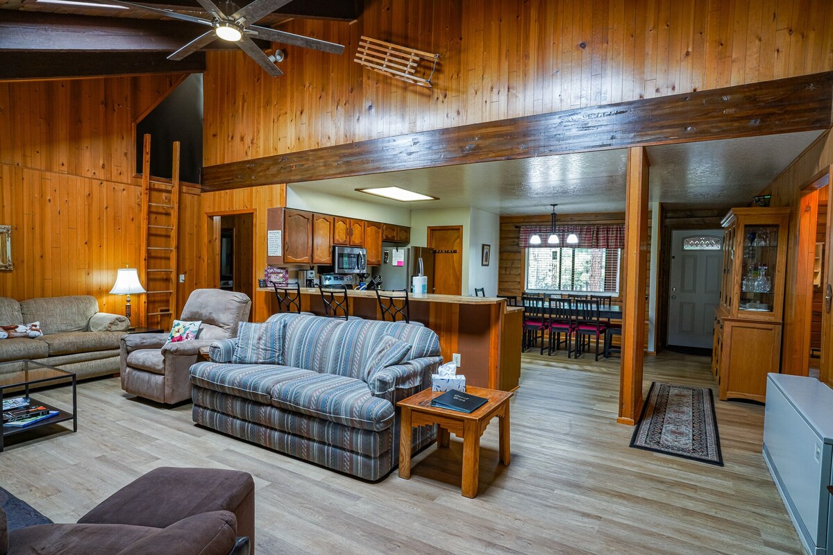 COZY CABIN IN COUNTRY CLUB WITH FOREST VIEWS-PETS WELCOME!