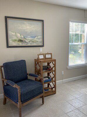 Sitting/reading area - lower level