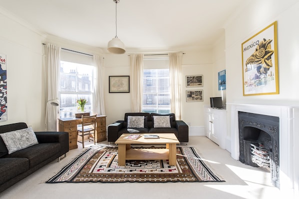 The living room is bright an comfortable!
