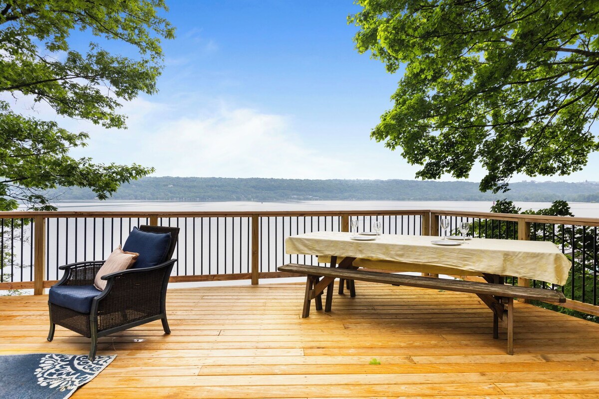 Fingerlakes Cayuga Lakefront Home, Amazing Views and Deck, Pet Friendly, Upscale