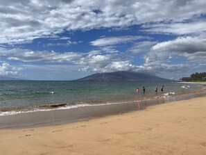 Beach in 2 min.! Great for walking, swimming, boogie boarding, & snorkeling. 