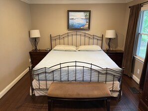 Master bedroom w/king Tempur-Pedic 