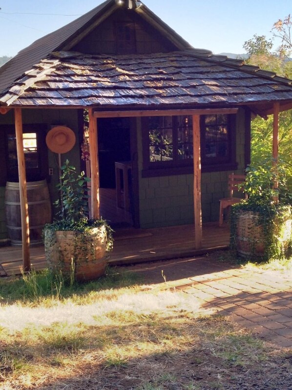 The front porch of the little 
Cabin... 'Welcome!'
