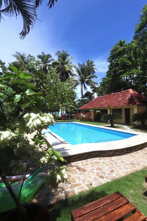 Main house pool, rancho, outdoor kitchen.