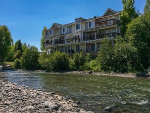 Welcome to Riverdance located right on the San Juan river!