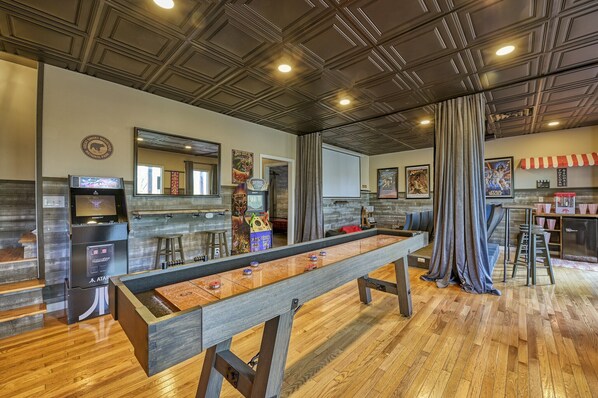 Pigeon Forge Cabin "The Playful Bear" - Lower level game room