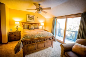 Master Bedroom w/Deck
(Queen-size bed)