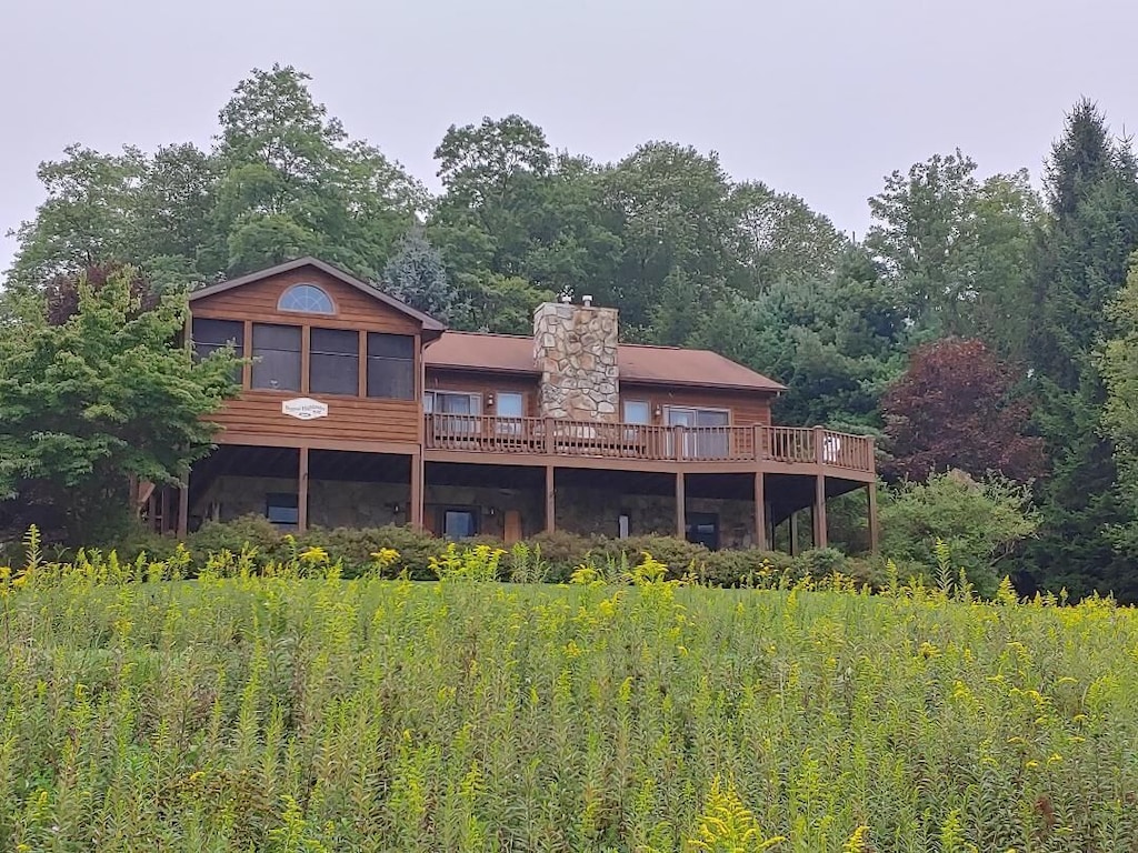 This lake house rental in a West Virginia private community is nestled between forest and lake.