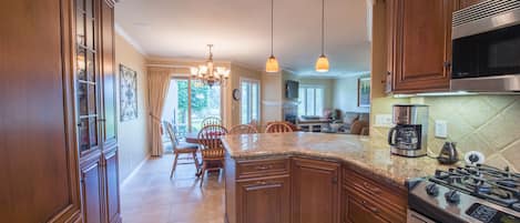 Beautiful granite countertops and custom cabinets in the kitchen