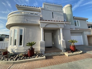 Side view showing rooftop deck 