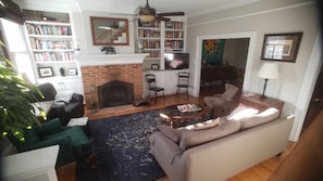 Large living room to relax in with your friends. Pull out sofa.