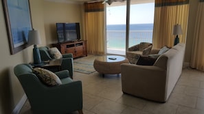 Living room with view of the Gulf and the 50-in. smart TV.