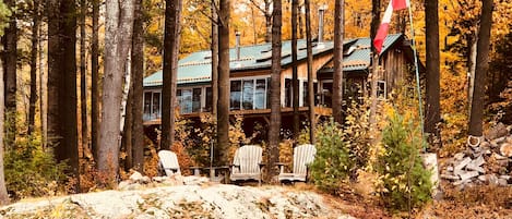 New Cabin Overlooks Private Lake Sleeps 8