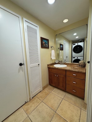 B206 Bath (Stacked Full Size Washer/Dryer Shown in Mirror)