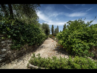 FABULOUS 6BD - 6BA VILLA WITH STUNNING POOL & VIEWS IN TOP CHIANTI LOCATION!