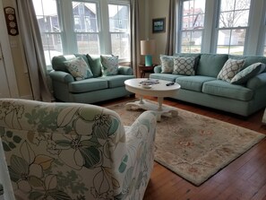 The living room seats 7.
