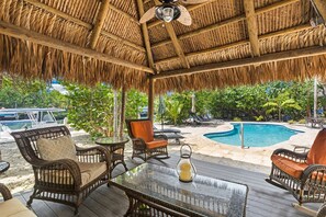 Tiki lounge