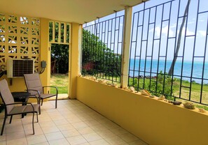 Direct beach access from the back gallery ( patio )