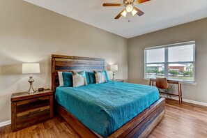 Master Bedroom with Flat Screen TV (King Bed)