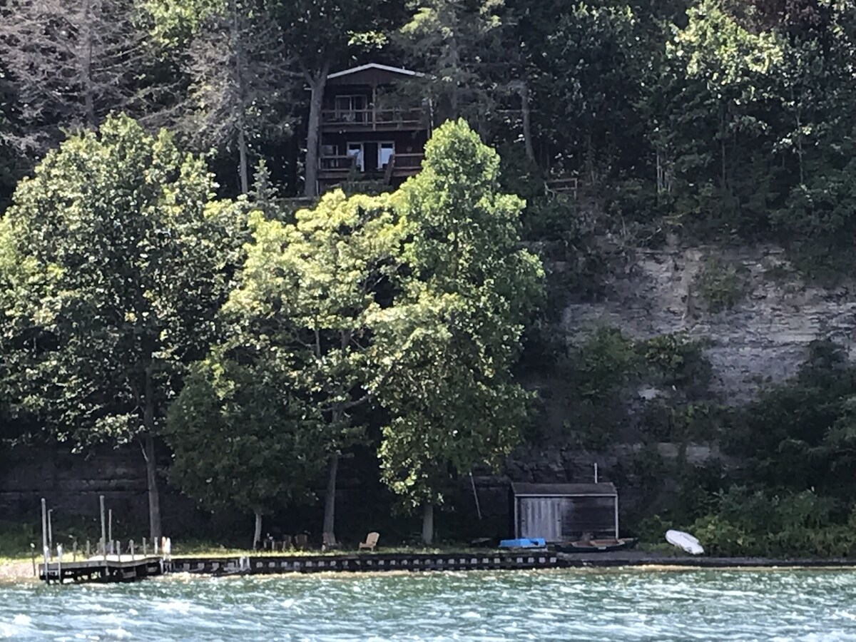Secluded seasonal Seneca Lake Cottage Overlooking the Lake